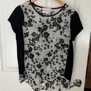 Two by Vince Camuto floral sheer side panel top Black and White Floral Blouse